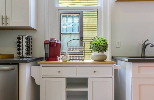 Freret Condo | 20% OFF Monthly | 10% OFF Weekly-Private 2BR in Uptown by Hosteeva