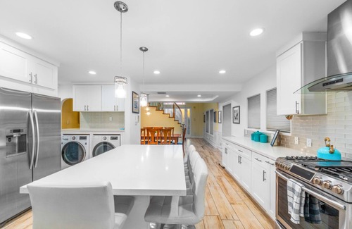 Pierpont Bay House | 20% Off Sept! RoofTop Deck, Steps To Sand, Hot Tub