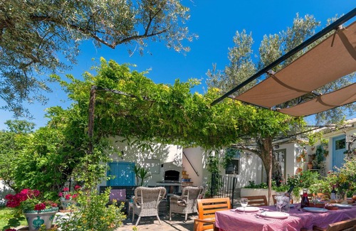 Orgiva House | 200 year old farmhouse · olive groves · mountain views · gated pool · near town