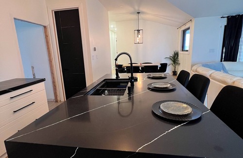 Applewood House | 2000 sqft Luxury Modern Home Close To Square One.