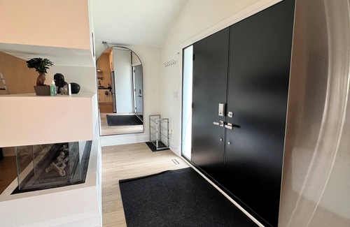 Applewood House | 2000 sqft Luxury Modern Home Close To Square One.
