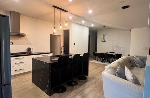 Applewood House | 2000 sqft Luxury Modern Home Close To Square One.