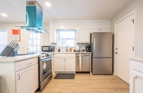 Huntsville House | 2003 Weatherly RD SE · 《Custom Pool》Fiber Wifi/Sleeps 9/4 Bedroom