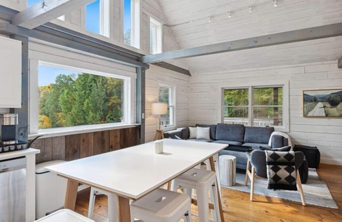 Woodstock House | 200ac, Views! 10min to Town | Scenic Ridge Retreat