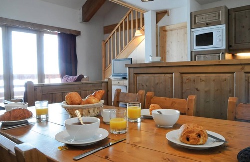 La Toussuire Apartment | 200m from resort center, fitness, swimming pool, sauna, hammam, balcony, tv, ski locker, 40m²