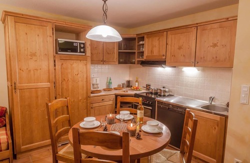 Lanslevillard Apartment | 200m from resort center, swimming pool, sauna, hammam, balcony, parking, tv, ski locker, 35m²