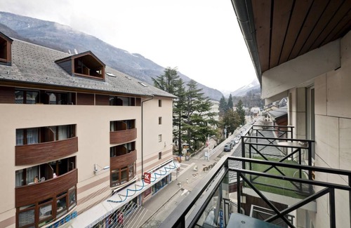 Brides-les-Bains Apartment | 200m from ski lifts, 4th floor, view village, balcony, parking, tv, ski locker, 70m²