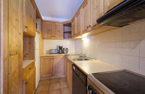 Lanslevillard Apartment | 200m from ski slopes, fitness, swimming pool, sauna, hammam, balcony, fireplace or stove, tv
