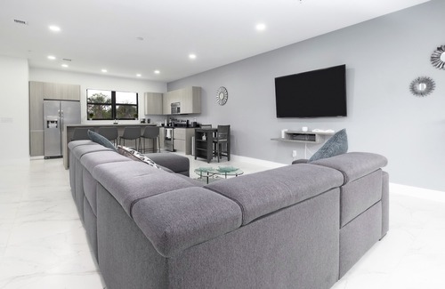 Miramar House | *2022 Brand New Modern Luxurious Townhouse*