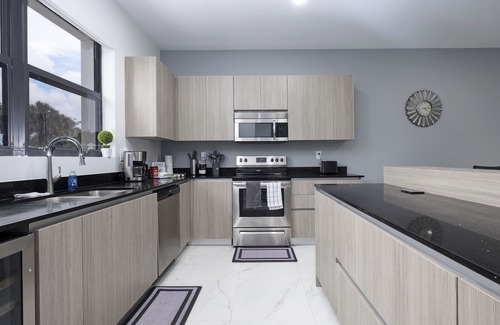 Miramar House | *2022 Brand New Modern Luxurious Townhouse*