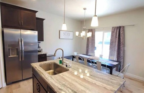Lehi House | 2022 Townhome! Cozy King Bed in Silicon Slopes!