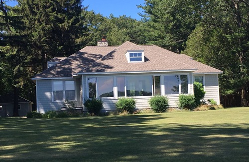 Montague House | 2025 NEW LISTING! Whispering Waters Private 3-bedroom Cottage. Montague, MI