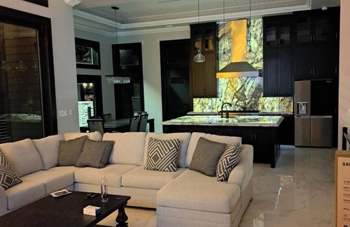 Sunrise Beach House | 2025 Top Rated Lakefront Home 7 bed,Private Dock,Hot Tub/Pool 13MM in Porto Cima