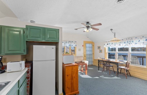 Eastham Cottage | 2025 Topsail: Delightful Waterfront Cottage on Town Cove, Pet Friendly!