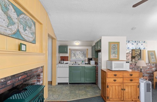 Eastham Cottage | 2025 Topsail: Delightful Waterfront Cottage on Town Cove, Pet Friendly!