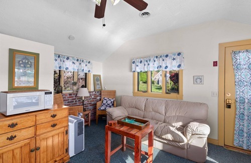 Eastham Cottage | 2025 Topsail: Delightful Waterfront Cottage on Town Cove, Pet Friendly!