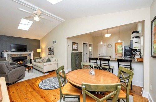 Union Pier Cottage | (2026 OPEN!) Union Pier Cottage Close To Beach & Downtown.