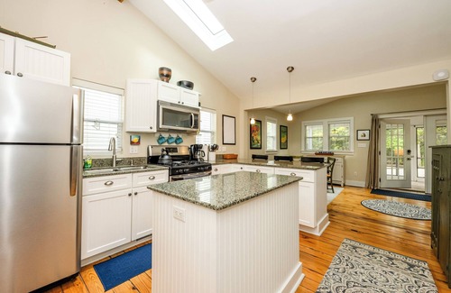 Union Pier Cottage | (2026 OPEN!) Union Pier Cottage Close To Beach & Downtown.