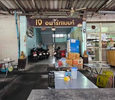 Phlabphla Apartment | 204hideaway-Local Room with Street Food only 15 min walk to Skytrain