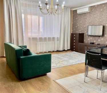 Nur-Sultan Apartment | 205 Топовая локация возле возле Байтерека с 3 большими кроватями и диваном 140 кв