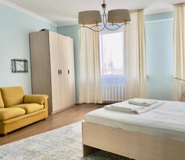 Nur-Sultan Apartment | 205 Топовая локация возле возле Байтерека с 3 большими кроватями и диваном 140 кв
