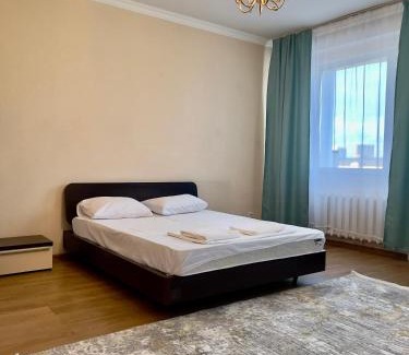 Nur-Sultan Apartment | 205 Топовая локация возле возле Байтерека с 3 большими кроватями и диваном 140 кв