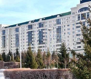 Nur-Sultan Apartment | 205 Топовая локация возле возле Байтерека с 3 большими кроватями и диваном 140 кв