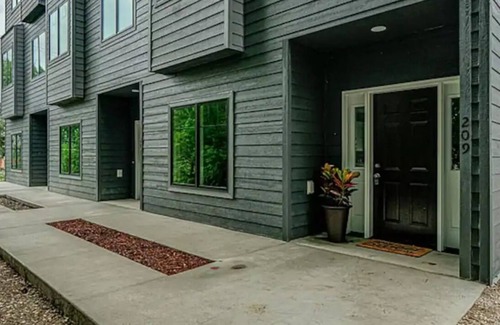 Bismarck House | 205 at the Mill. Downtown, Brand New, and Sleeps 8!