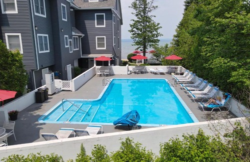 Traverse City House | 208 North Shore Inn