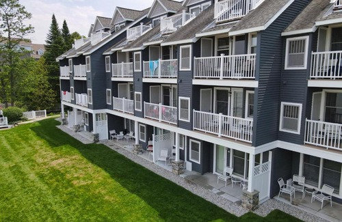 Traverse City House | 208 North Shore Inn