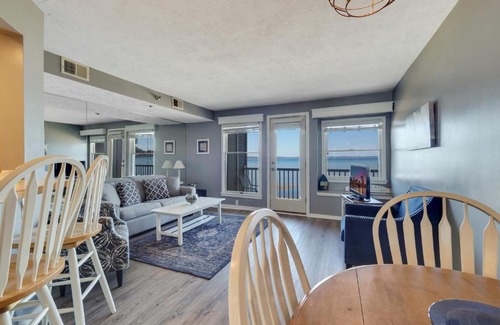 Traverse City House | 208 North Shore Inn