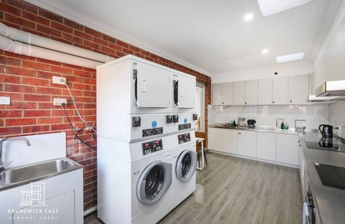 Brunswick East Hotel | 209 Stylish Queen BR w/Fast WiFi 18 mins tram to CBD