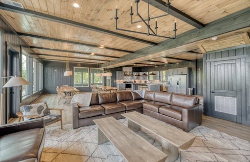 Sevierville Cabin | 20BR/Mtn Views/Pool/Hot Tub/Sleeps 54