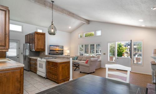 Balboa Island House | 210 Opal Ave Front House