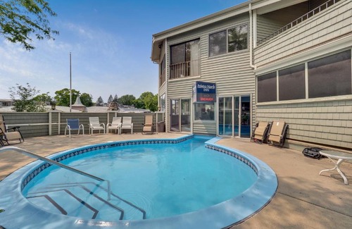 Charlevoix House | 212 Pointes North Inn
