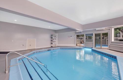 Charlevoix House | 212 Pointes North Inn