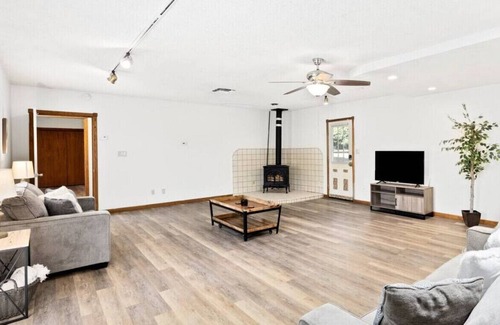 Bakersfield House | 2134 Sacramento, Unit B (Back House) · Spacious 1BR House in Bakersfield