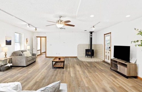 Bakersfield House | 2134 Sacramento, Unit B (Back House) · Spacious 1BR House in Bakersfield