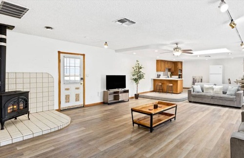 Bakersfield House | 2134 Sacramento, Unit B (Back House) · Spacious 1BR House in Bakersfield