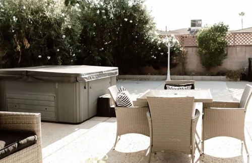 Reseda House | 21st Century Luxe-Style Home In Tarzana w/ Jacuzzi
