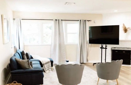 Reseda House | 21st Century Luxe-Style Home In Tarzana w/ Jacuzzi