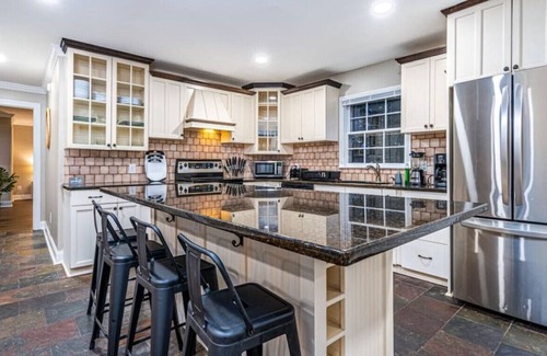 Huntsville House | 2205 Rothmore Dr SW · Aurora - 5 Bedroom / Fiber Wi-Fi / Beautiful Home