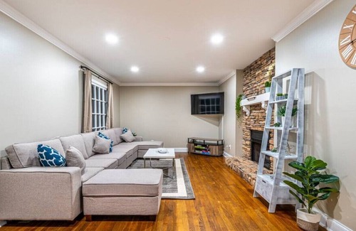 Huntsville House | 2205 Rothmore Dr SW · Aurora - 5 Bedroom / Fiber Wi-Fi / Beautiful Home