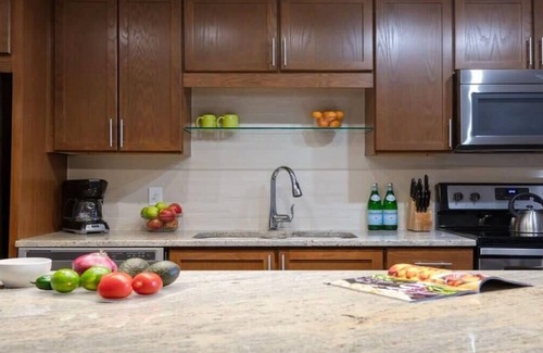Downtown Dallas Apartment | 22nd FL Bold CozySuites w/pool, gym
