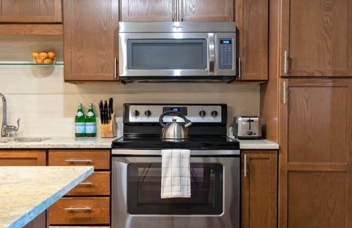 Downtown Dallas Apartment | 22nd FL Bold CozySuites w/pool, gym
