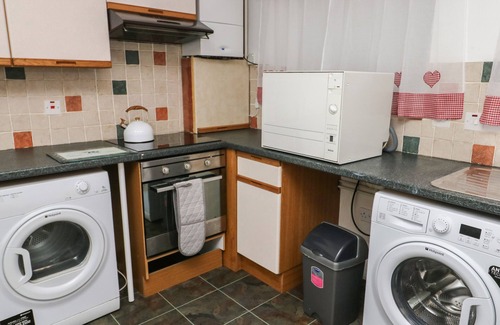 Y Felinheli Cottage | 23 BEACH ROAD, pet friendly, country holiday cottage in Y Felinheli