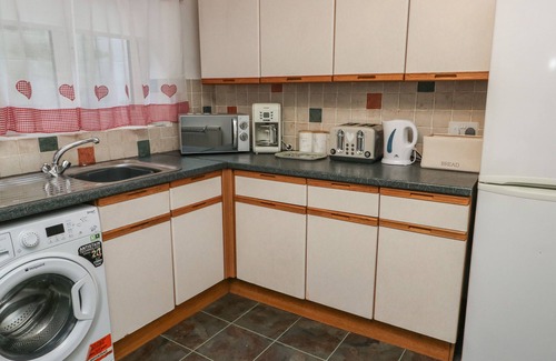 Y Felinheli Cottage | 23 BEACH ROAD, pet friendly, country holiday cottage in Y Felinheli