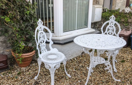 Y Felinheli Cottage | 23 BEACH ROAD, pet friendly, country holiday cottage in Y Felinheli