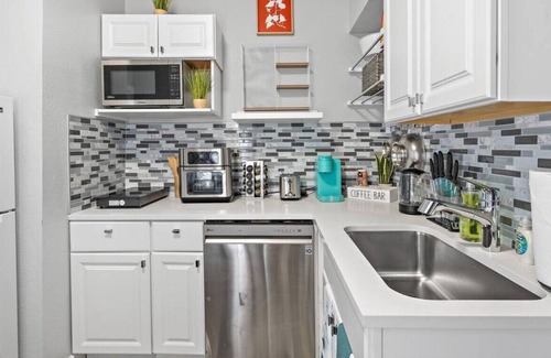 Cedar Crest Apartment | 2308 Britton Unit 2 · Adorable Cute 1BR Dallas Stay