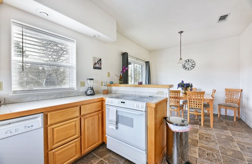 Historic Railroad District House | 232-Duplex-Private Bathroom-Mountain View